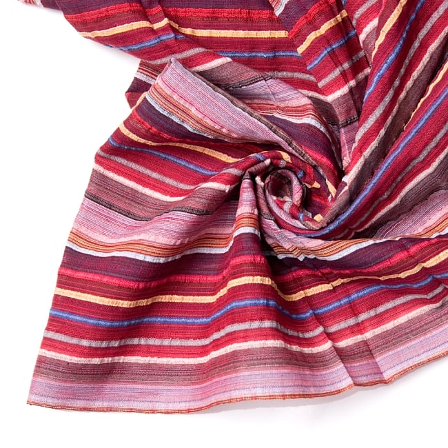 インドの伝統布　ボーダー柄のルンギー用コットン布 〔幅110cm 1メートル切り売り〕レッド×ネイビーの写真1枚目です。しっかりとしたコットン生地です。ストールや、インテリア用の布としておすすめです。インド綿,切売り,ルンギー,マルチクロス