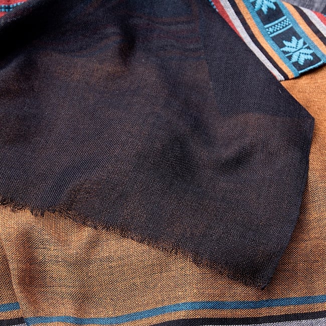 〔黒・アースカラー系アソート〕ベトナム ターイ族の伝統手織りスカーフ・デコレーション布(切りっぱなし) 5 - 淵の部分はこのようになっております