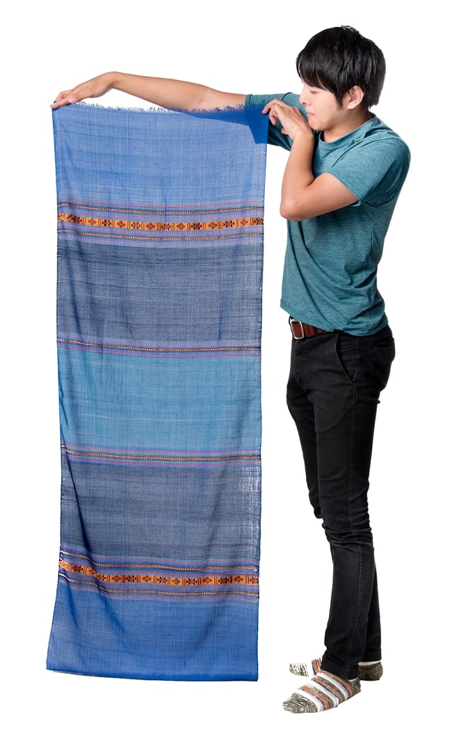 〔黒・アースカラー系アソート〕ベトナム ターイ族の伝統手織りスカーフ・デコレーション布(切りっぱなし) 6 - このくらいのサイズ感になります