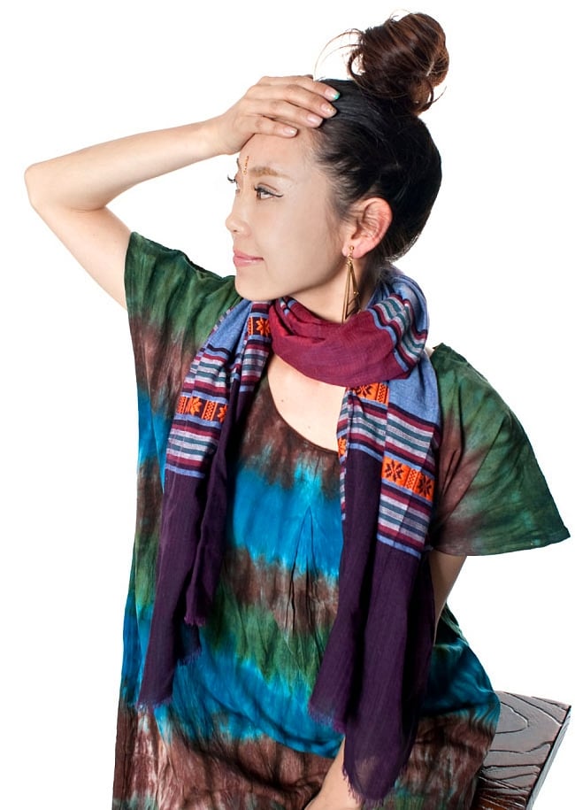 〔黒・アースカラー系アソート〕ベトナム ターイ族の伝統手織りスカーフ・デコレーション布(切りっぱなし) 8 - もちろんスカーフや、ストールとしても！さらりと柔らかく巻き心地が良いです。