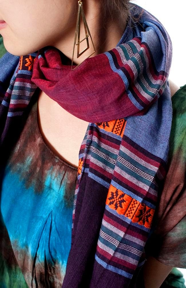 〔黒・アースカラー系アソート〕ベトナム ターイ族の伝統手織りスカーフ・デコレーション布(切りっぱなし) 9 - ターイ族の伝統模様がとっても素敵です。色合いも派手過ぎず調和が取れているので、日常使いもしやすい一品です。