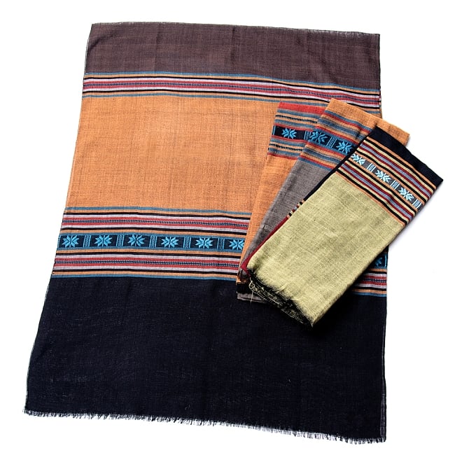 〔黒・アースカラー系アソート〕ベトナム ターイ族の伝統手織りスカーフ・デコレーション布(切りっぱなし)の写真1枚目です。ベトナムの少数民族、ターイ族によって作られた伝統織物スカーフ・デコレーション布です。テーブルクロスやソファーカバーなどの他、スカーフとしても使えます。ソファーカバー,テーブルクロス,ベトナム,ターイ族,スカーフ,ストール,デコレーション