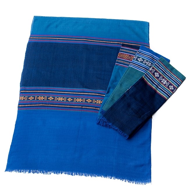 〔寒色系アソート〕ベトナム ターイ族の伝統手織りスカーフ・デコレーション布(切りっぱなし)の写真1枚目です。ベトナムの少数民族、ターイ族によって作られた伝統織物スカーフ・デコレーション布です。テーブルクロスやソファーカバーなどの他、スカーフとしても使えます。ソファーカバー,テーブルクロス,ベトナム,ターイ族,スカーフ,ストール,デコレーション
