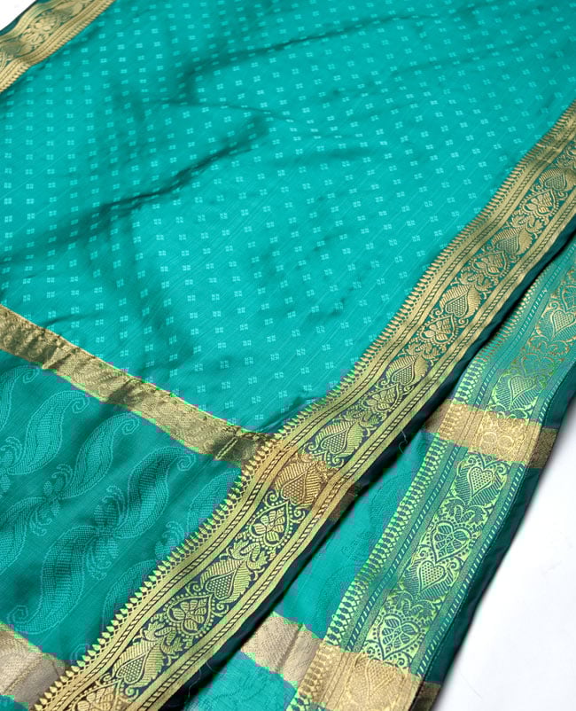 ボーダー入り 光沢スカーフ・デコレーション布 - 格子・エメラルド 2 - 拡大写真です。光沢のある素材感で高級感があります。柄もインドらしくて素敵です。