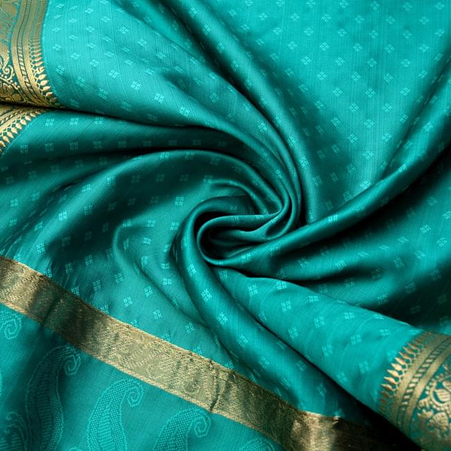 ボーダー入り 光沢スカーフ・デコレーション布 - 格子・エメラルド 3 - この生地の特徴は光沢感です!ツヤツヤとした触り心地で、陰影がハッキリと出るので、陽の光や照明にとっても映えます。