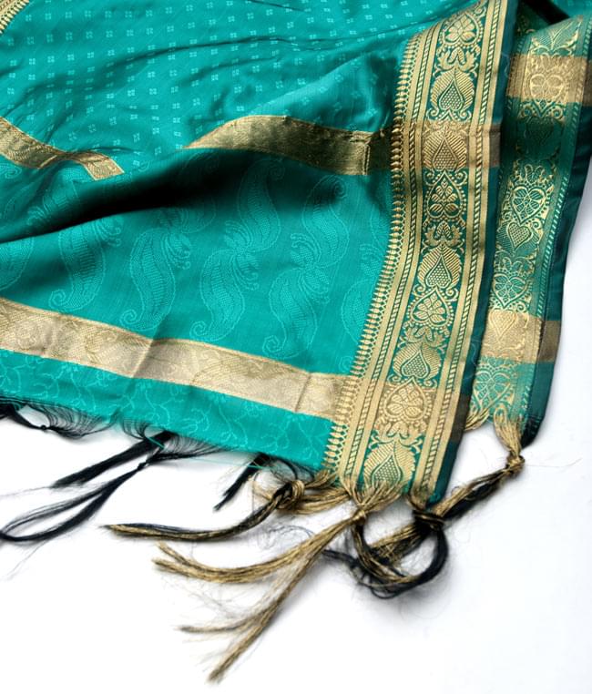 ボーダー入り 光沢スカーフ・デコレーション布 - 格子・エメラルド 4 - 縁の部分の写真です。フリンジと布の色の組み合わせ綺麗です。