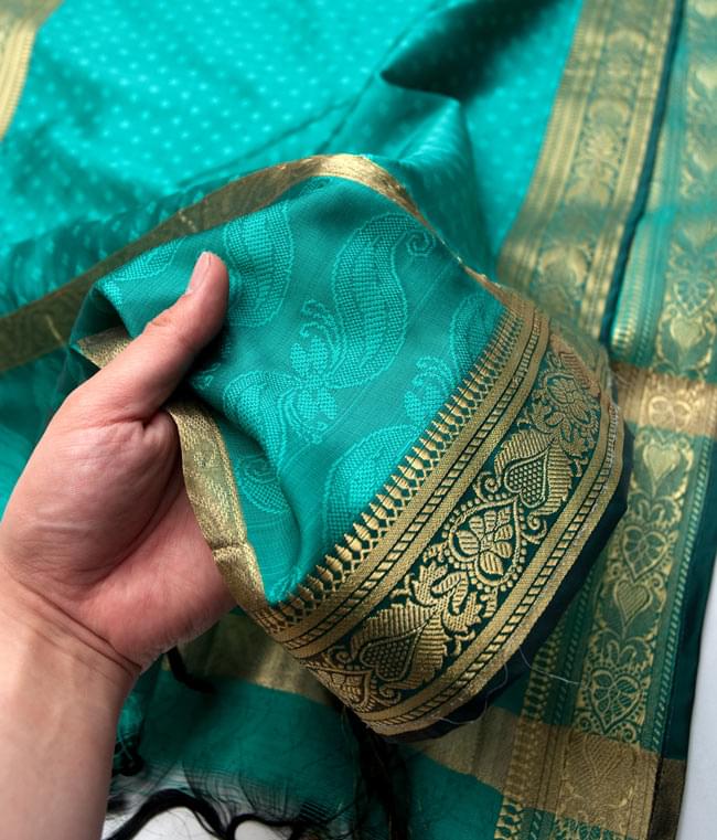 ボーダー入り 光沢スカーフ・デコレーション布 - 格子・エメラルド 5 - 手でもってみたところです。光沢生地と金色の刺繍がとっても良い組み合わせです。