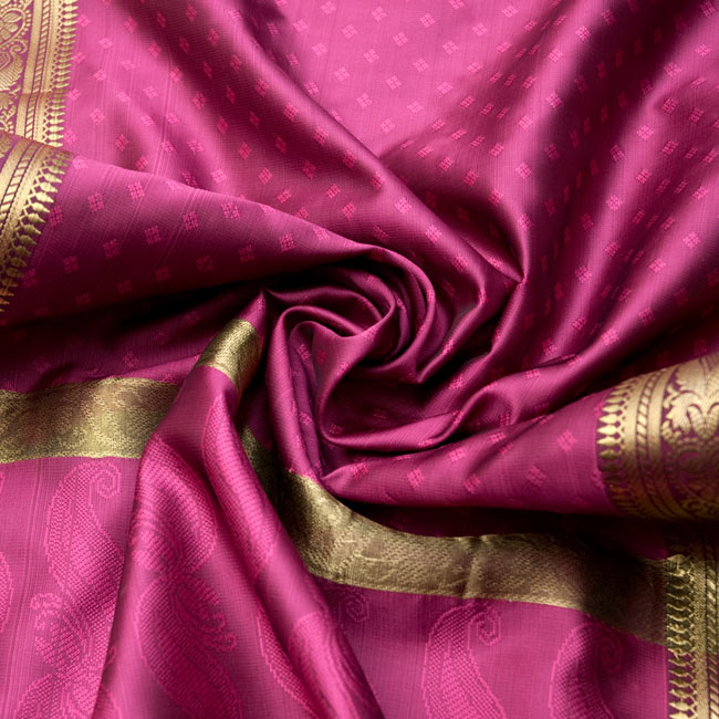 ボーダー入り 光沢スカーフ・デコレーション布 - 格子・洋紅 3 - この生地の特徴は光沢感です!ツヤツヤとした触り心地で、陰影がハッキリと出るので、陽の光や照明にとっても映えます。