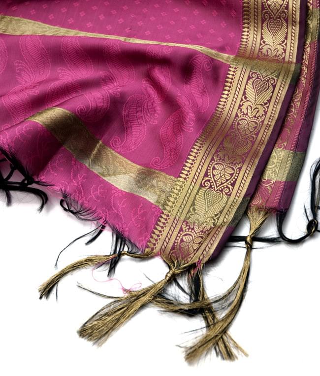 ボーダー入り 光沢スカーフ・デコレーション布 - 格子・洋紅 4 - 縁の部分の写真です。フリンジと布の色の組み合わせ綺麗です。