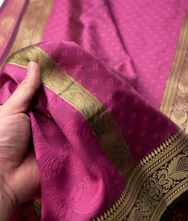 ボーダー入り 光沢スカーフ・デコレーション布 - 格子・洋紅 5 - 手でもってみたところです。光沢生地と金色の刺繍がとっても良い組み合わせです。