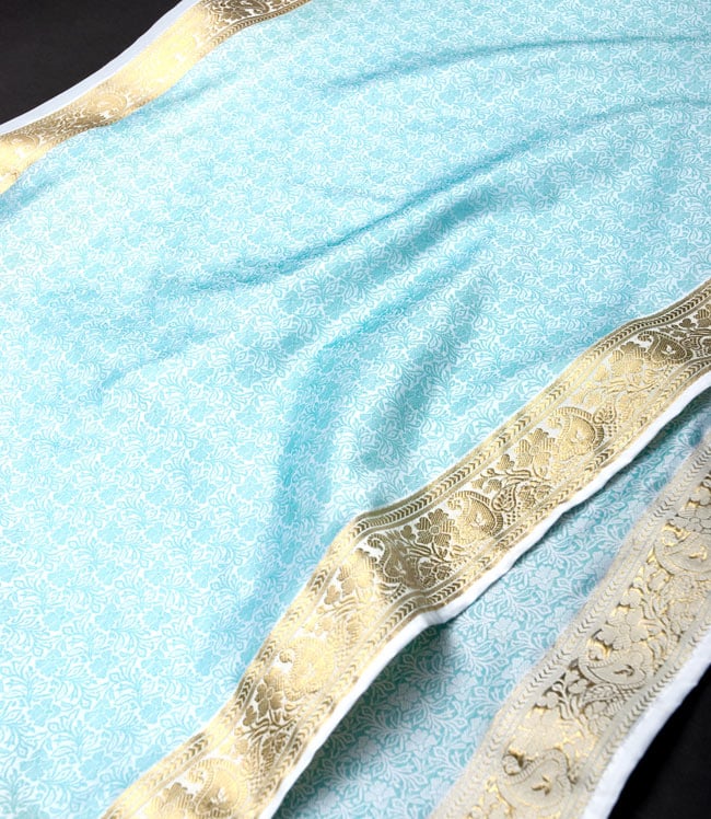 ボーダー入り 光沢スカーフ・デコレーション布 - 唐草・白×緑 2 - 拡大写真です。光沢のある素材感で高級感があります。柄もインドらしくて素敵です。