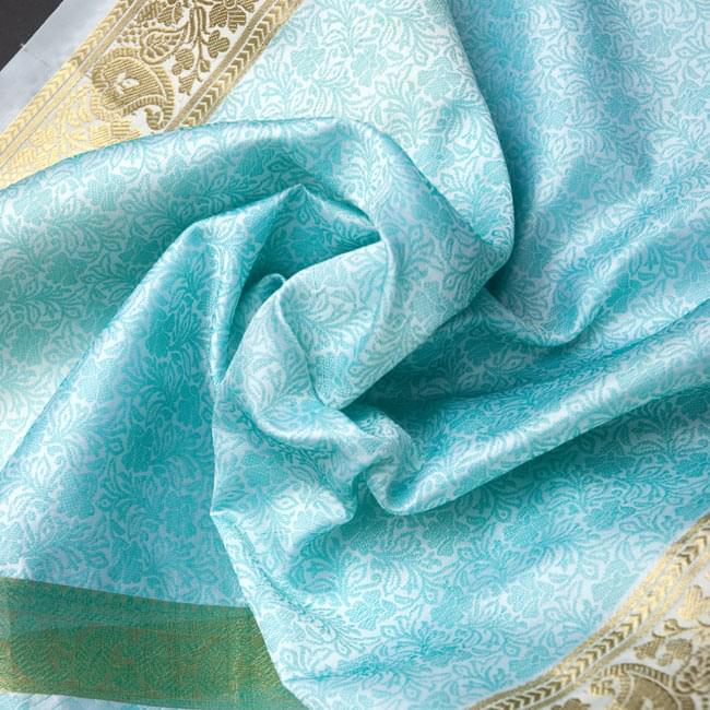 ボーダー入り 光沢スカーフ・デコレーション布 - 唐草・白×緑 3 - この生地の特徴は光沢感です!ツヤツヤとした触り心地で、陰影がハッキリと出るので、陽の光や照明にとっても映えます。