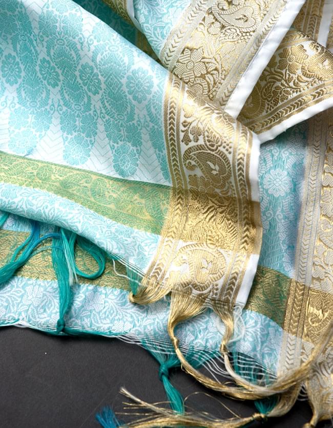 ボーダー入り 光沢スカーフ・デコレーション布 - 唐草・白×緑 4 - 縁の部分の写真です。フリンジと布の色の組み合わせ綺麗です。