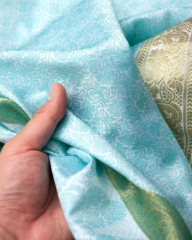 ボーダー入り 光沢スカーフ・デコレーション布 - 唐草・白×緑 5 - 手でもってみたところです。光沢生地と金色の刺繍がとっても良い組み合わせです。