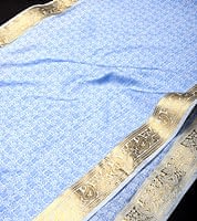 ボーダー入り 光沢スカーフ・デコレーション布 - 唐草・白×青の商品写真
