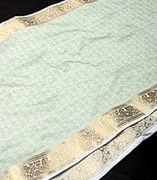 ボーダー入り 光沢スカーフ・デコレーション布 - 唐草・白×薄緑の商品写真