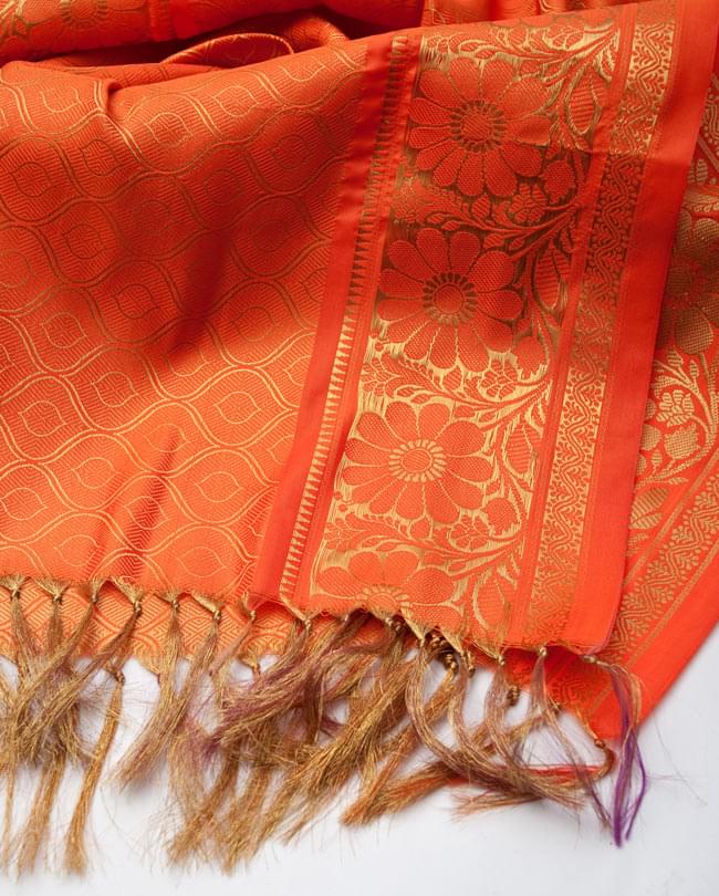 (大判)金色刺繍の光沢デコレーション布 - オレンジ 4 - 縁の部分の写真です。フリンジと布の色の組み合わせ綺麗です。