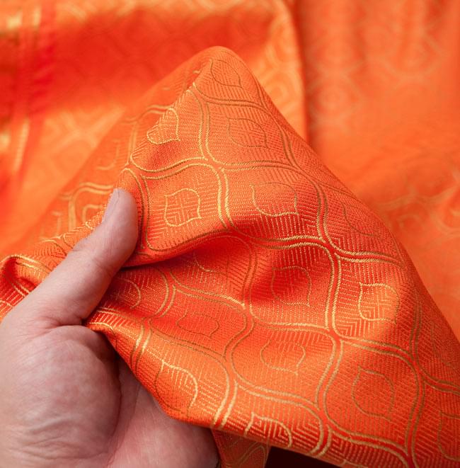 (大判)金色刺繍の光沢デコレーション布 - オレンジ 5 - 手でもってみたところです。光沢生地と金色の刺繍がとっても良い組み合わせです。大きいので手作りバッグやお洋服などDIY用の、生地としても!