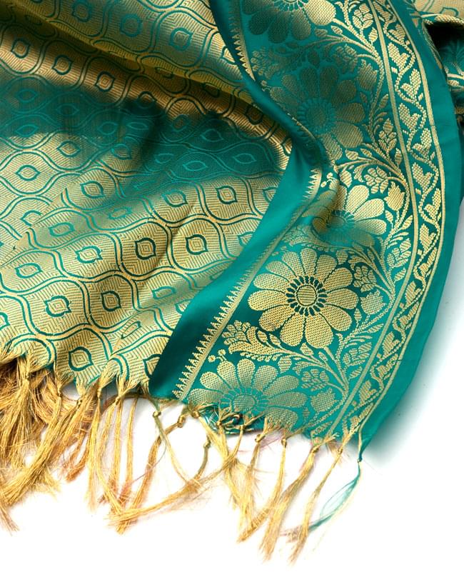 (大判)金色刺繍の光沢デコレーション布 - エメラルド 4 - 縁の部分の写真です。フリンジと布の色の組み合わせ綺麗です。