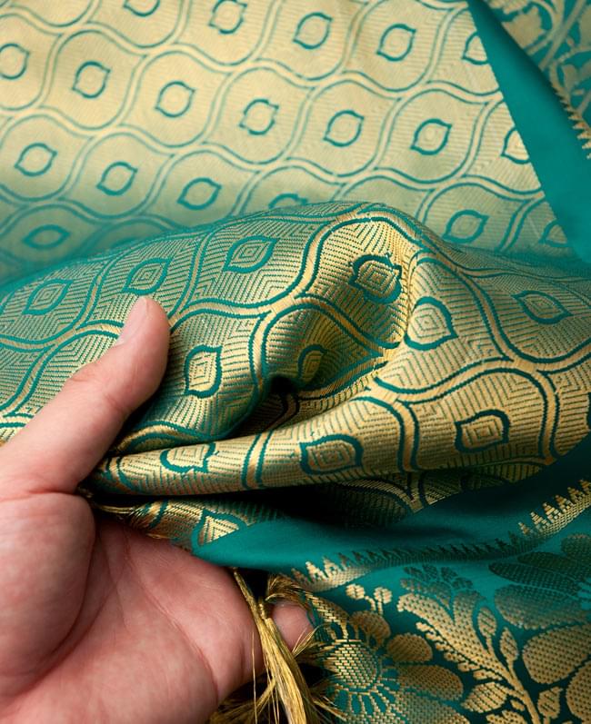 (大判)金色刺繍の光沢デコレーション布 - エメラルド 5 - 手でもってみたところです。光沢生地と金色の刺繍がとっても良い組み合わせです。大きいので手作りバッグやお洋服などDIY用の、生地としても!