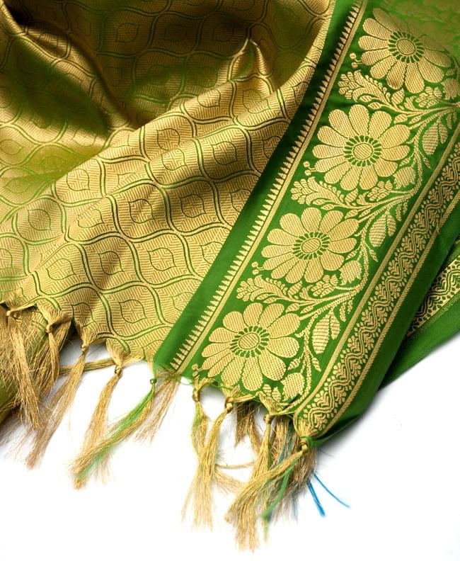 (大判)金色刺繍の光沢デコレーション布 - グリーン 4 - 縁の部分の写真です。フリンジと布の色の組み合わせ綺麗です。