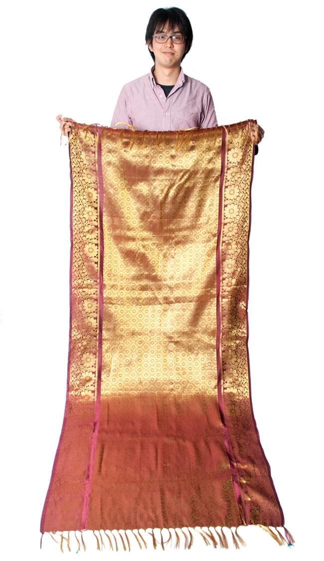 (大判)金色刺繍の光沢デコレーション布 - グリーン 6 - 身長172cmの男性スタッフが持ってみました。大きさがわかりますね。(こちらは同じデザインの色違いです)
