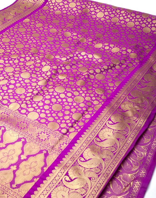 (大判)金色刺繍の光沢デコレーション布 - パープル 2 - 拡大写真です。光沢のある素材感で高級感があります。柄もインドらしくて素敵です。