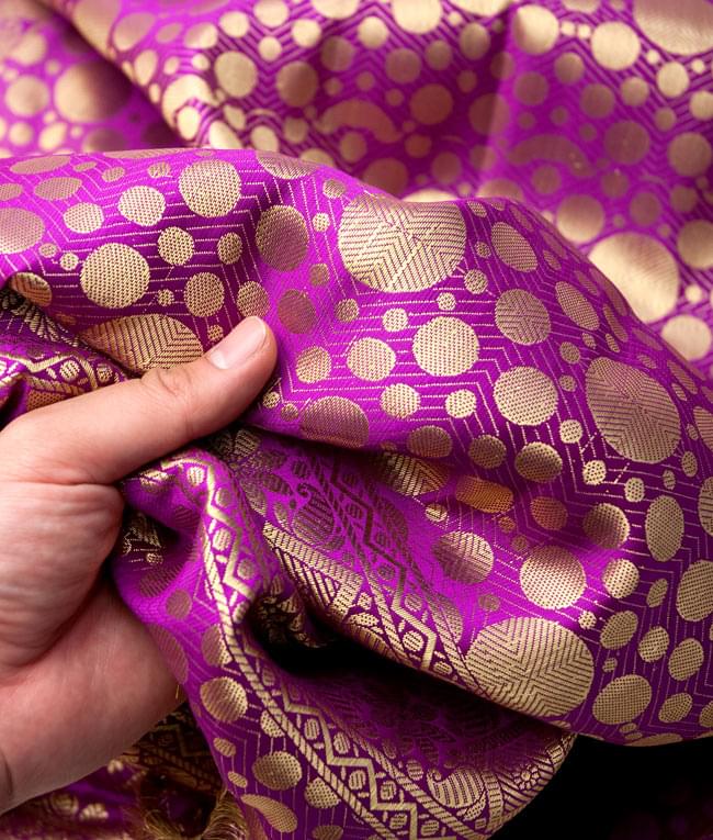 (大判)金色刺繍の光沢デコレーション布 - パープル 5 - 手でもってみたところです。光沢生地と金色の刺繍がとっても良い組み合わせです。大きいので手作りバッグやお洋服などDIY用の、生地としても!
