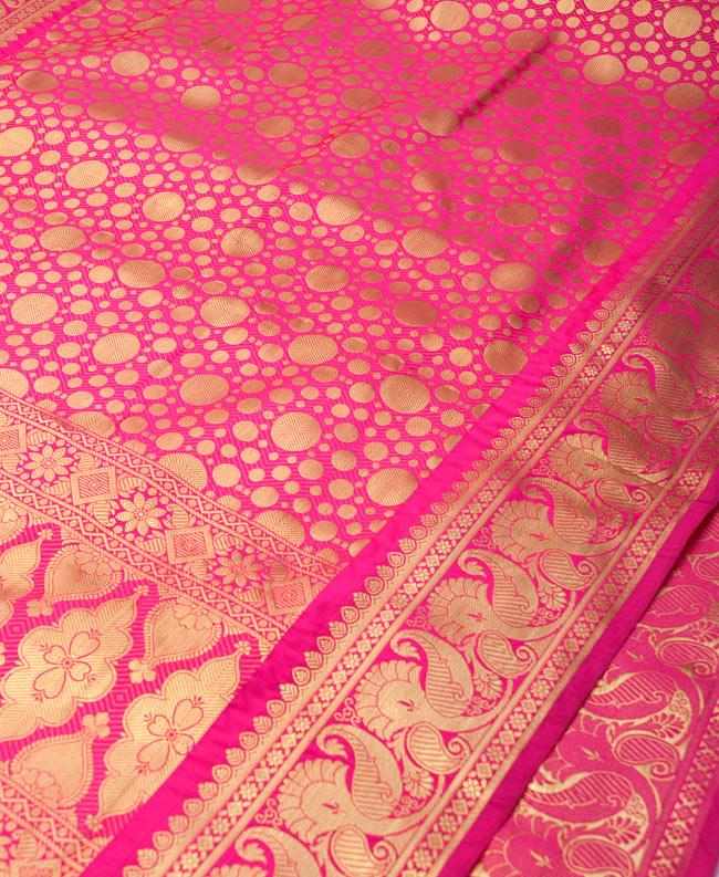 (大判)金色刺繍の光沢デコレーション布 - ピンク 2 - 拡大写真です。光沢のある素材感で高級感があります。柄もインドらしくて素敵です。