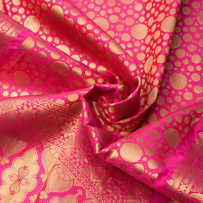 (大判)金色刺繍の光沢デコレーション布 - ピンク 3 - この生地の特徴は光沢感です!ツヤツヤとした触り心地で、陰影がハッキリと出るので、陽の光や照明にとっても映えます。