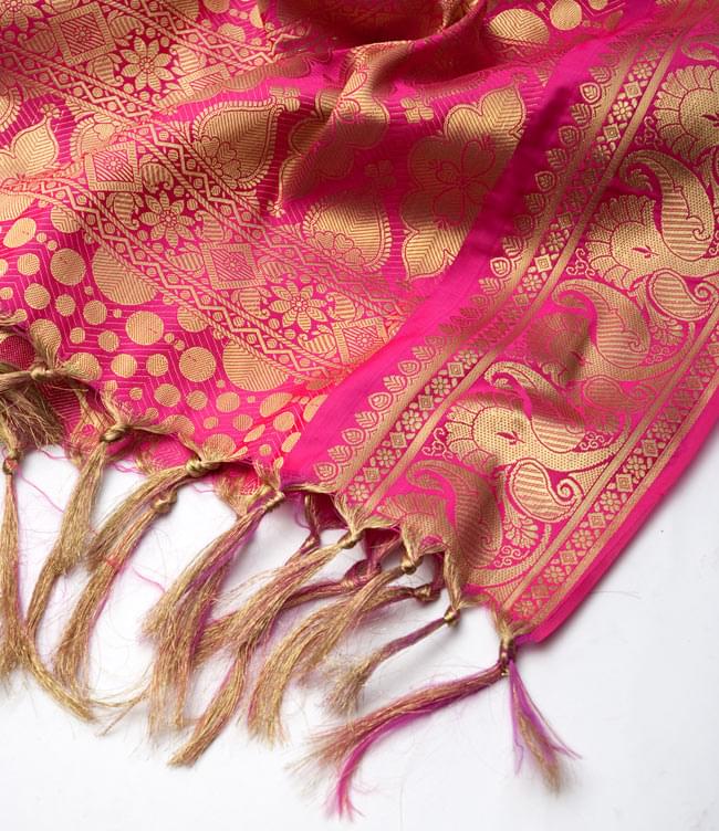 (大判)金色刺繍の光沢デコレーション布 - ピンク 4 - 縁の部分の写真です。フリンジと布の色の組み合わせ綺麗です。