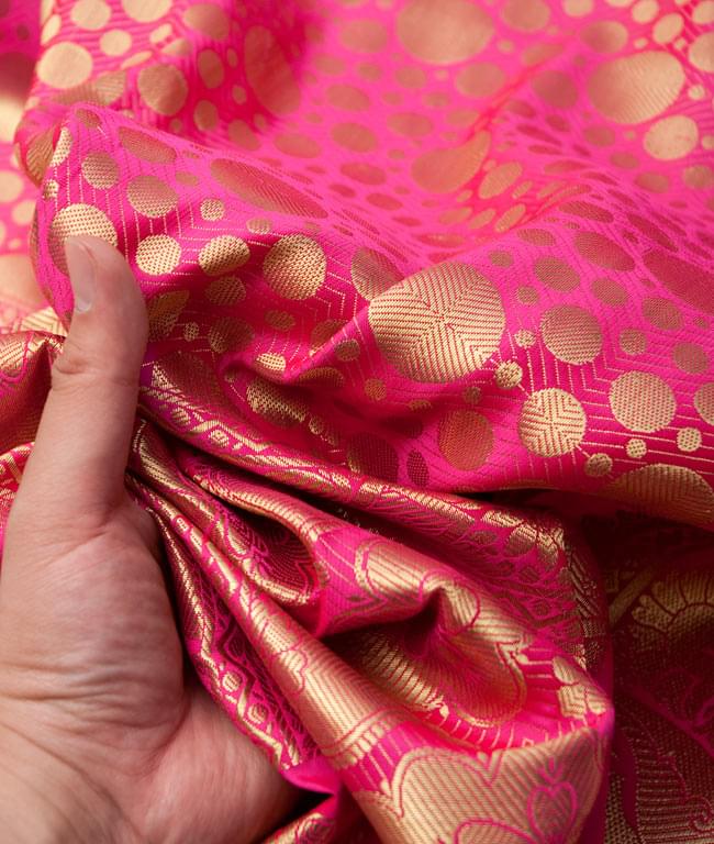(大判)金色刺繍の光沢デコレーション布 - ピンク 5 - 手でもってみたところです。光沢生地と金色の刺繍がとっても良い組み合わせです。大きいので手作りバッグやお洋服などDIY用の、生地としても!