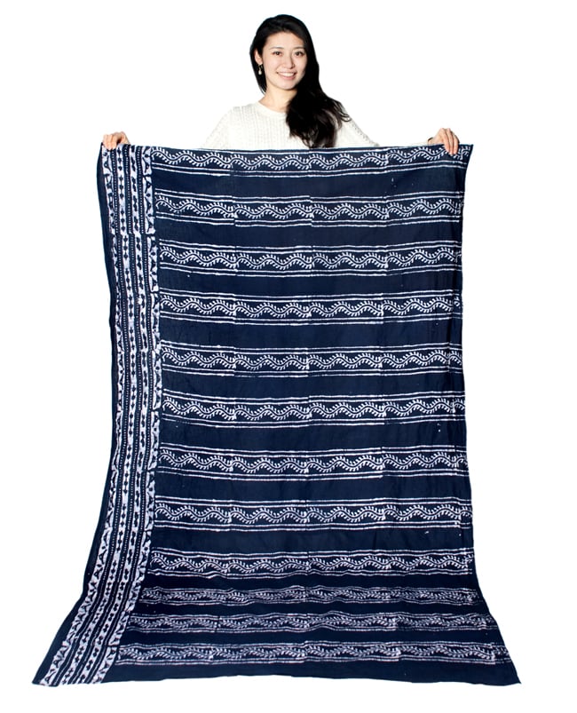 〔185cm*115cm〕インドのコットンバティック 伝統ろうけつ染め布 - 紺 7 - モデルさんに色違いの布を持ってもらったところです。(以下は同ジャンル品の写真となります)