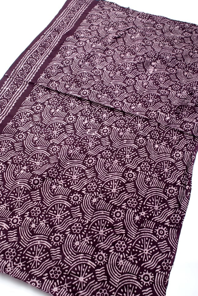 〔185cm*115cm〕インドのコットンバティック 伝統ろうけつ染め布 - 紫檀色 2 - 全体写真です。お部屋をアジアンな雰囲気にしてくれます。