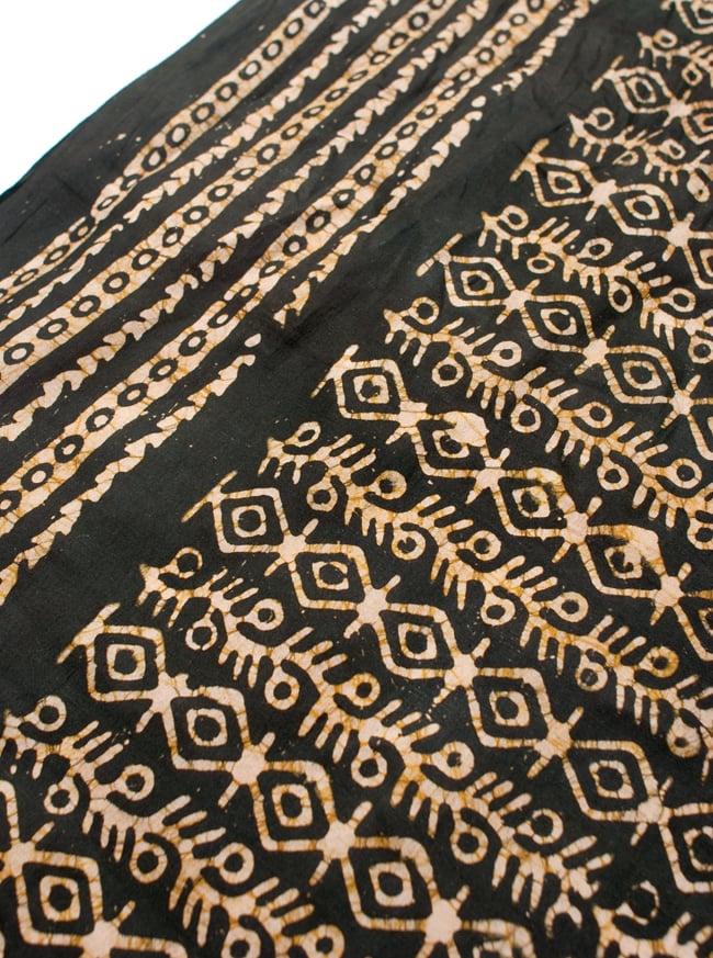 〔185cm*115cm〕インドのコットンバティック 伝統ろうけつ染め布 - 深緑 3 - 拡大写真です。近くでみるとムラがあるのですが、それによりハンドメイド独特な雰囲気が出ています。