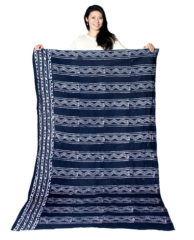 〔185cm*115cm〕インドのコットンバティック 伝統ろうけつ染め布 - 深緑 7 - モデルさんに色違いの布を持ってもらったところです。(以下は同ジャンル品の写真となります)