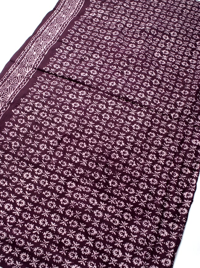 〔185cm*115cm〕インドのコットンバティック 伝統ろうけつ染め布 - 紫檀色 2 - 全体写真です。お部屋をアジアンな雰囲気にしてくれます。