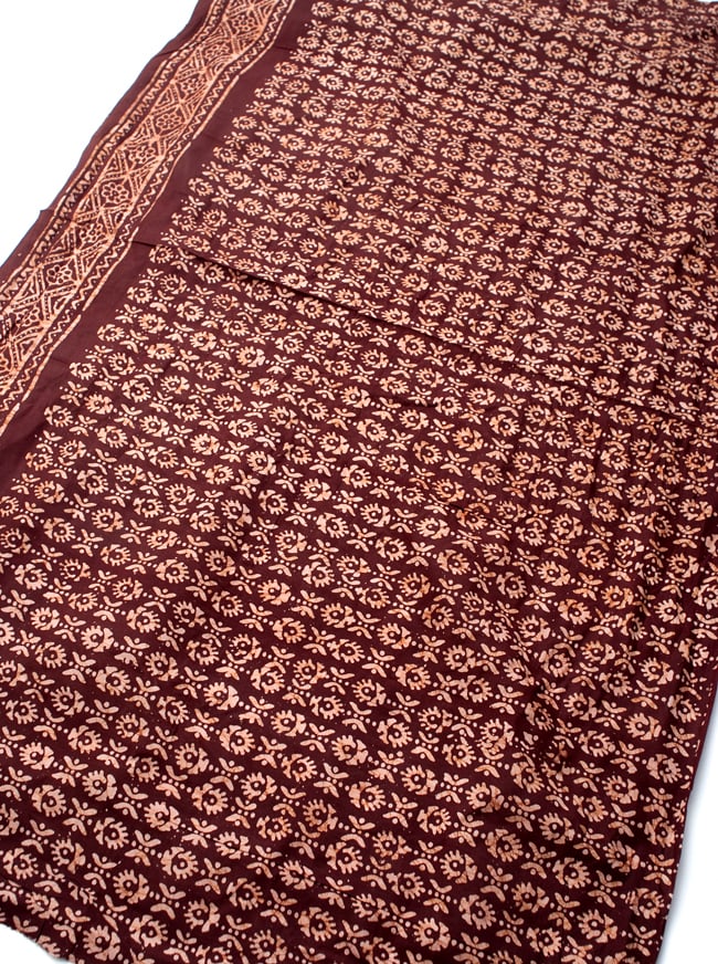 〔185cm*115cm〕インドのコットンバティック 伝統ろうけつ染め布 - 茶色 2 - 全体写真です。お部屋をアジアンな雰囲気にしてくれます。