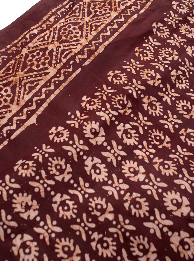 〔185cm*115cm〕インドのコットンバティック 伝統ろうけつ染め布 - 茶色 3 - 拡大写真です。近くでみるとムラがあるのですが、それによりハンドメイド独特な雰囲気が出ています。