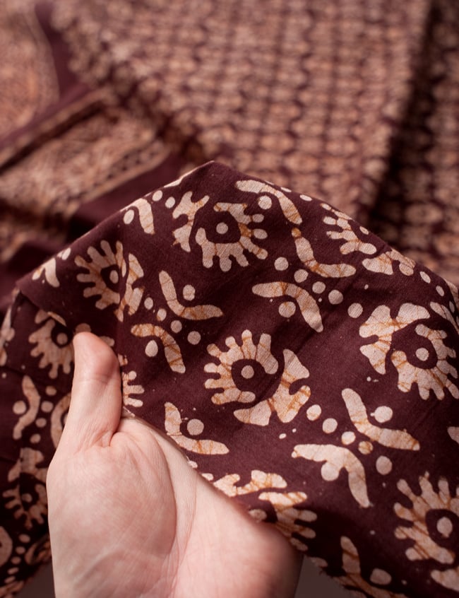 〔185cm*115cm〕インドのコットンバティック 伝統ろうけつ染め布 - 茶色 6 - 植物の息吹を感じる更紗模様や、インドの伝統模様などぬくもりのあるデザインです。