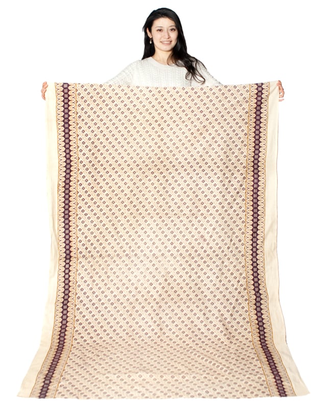〔180cm*120cm〕インドの伝統柄 更紗模様プリント布 7 - モデルさんに色違いの布を持ってもらったところです。(以下は同ジャンル品の写真となります)