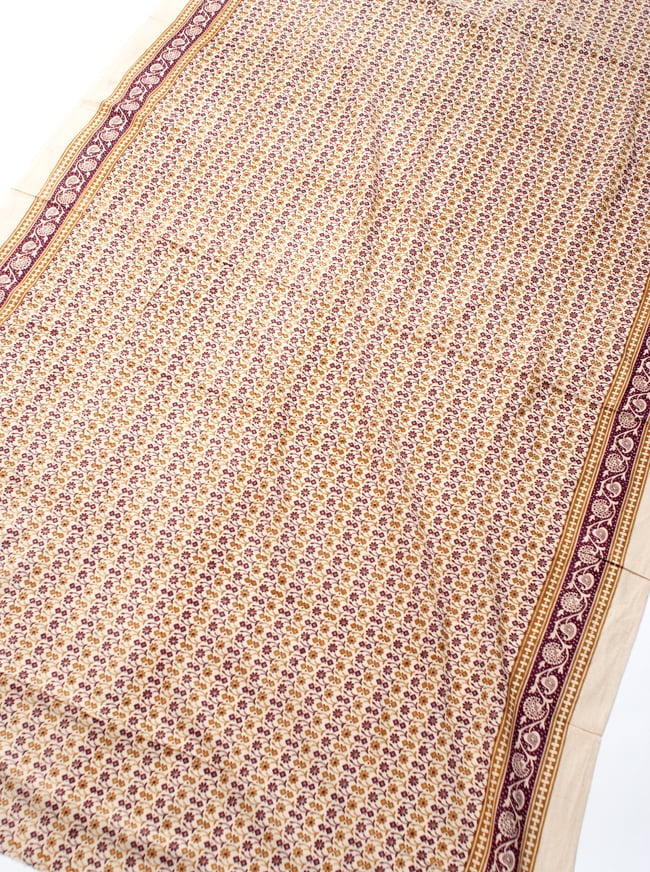 〔180cm*120cm〕インドの伝統柄 更紗模様プリント布 2 - 全体写真です。お部屋をアジアンな雰囲気にしてくれます。