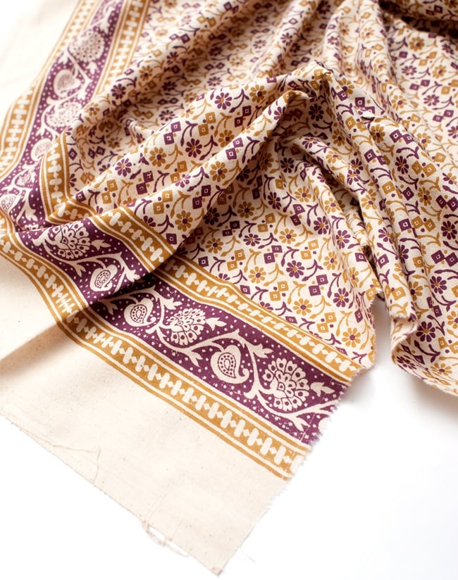 〔180cm*120cm〕インドの伝統柄 更紗模様プリント布 5 - フチの写真です。ざっくりと裁断されていますが、そこまで気にならないと思います。