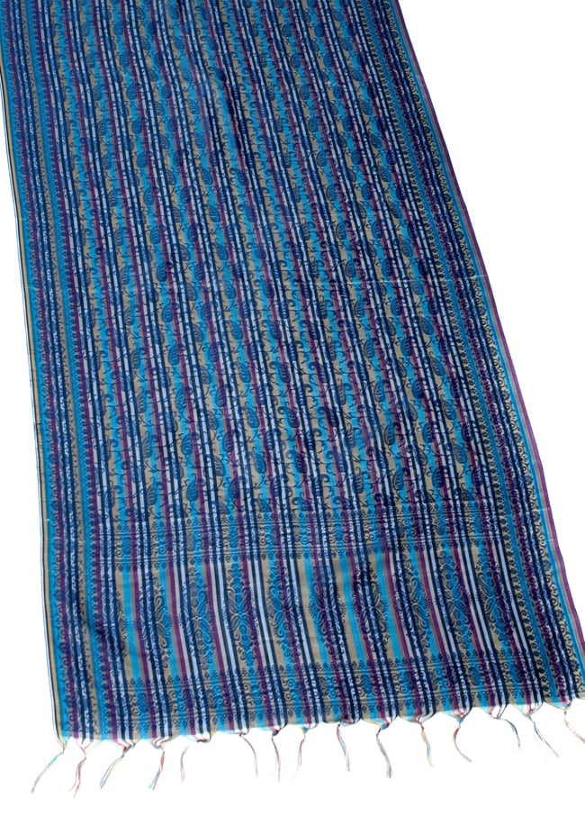 光沢ペイズリー シルク風ファブリック[青・緑・ベージュ・黒系] 2 - 広げた写真です。長い布なのでインテリアなどのデコレーション用としてもオススメです。