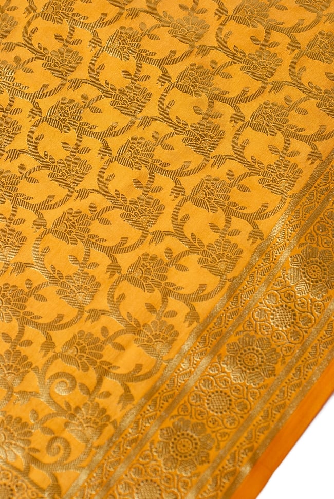 (大判)金色刺繍のデコレーション布 - 唐草・黄色 2 - 中央部分周辺の拡大写真です。光沢のある素材感で高級感があります。柄もインドらしくて素敵です。
