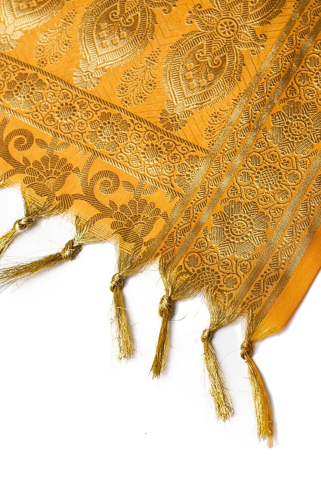 (大判)金色刺繍のデコレーション布 - 唐草・黄色 4 - 縁の部分の写真です。フリンジと布の色の組み合わせ綺麗です。