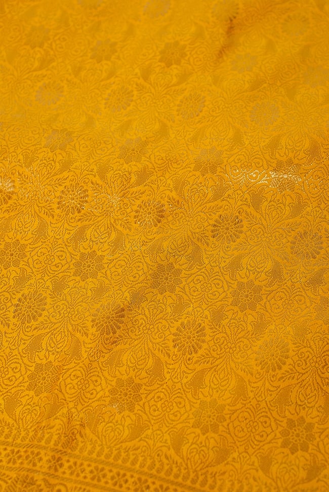 (大判)金色刺繍のデコレーション布 - 伝統模様・黄色 2 - 中央部分周辺の拡大写真です。光沢のある素材感で高級感があります。柄もインドらしくて素敵です。