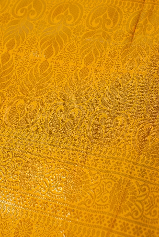 (大判)金色刺繍のデコレーション布 - 伝統模様・黄色 3 - 端に近い方の部分の拡大写真です。エスニックな文様が美しいですね。
