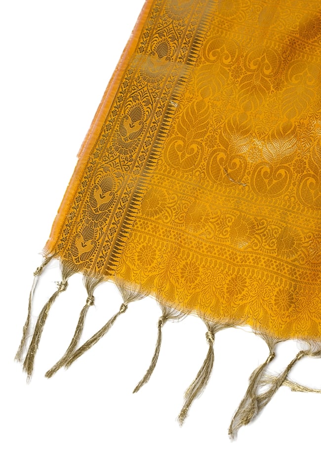 (大判)金色刺繍のデコレーション布 - 伝統模様・黄色 4 - 縁の部分の写真です。フリンジと布の色の組み合わせ綺麗です。