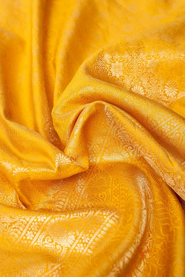 (大判)金色刺繍のデコレーション布 - 伝統模様・黄色 5 - この生地の特徴は光沢感です！ツヤツヤとした触り心地で、陰影がハッキリと出るので、陽の光や照明にとっても映えます。